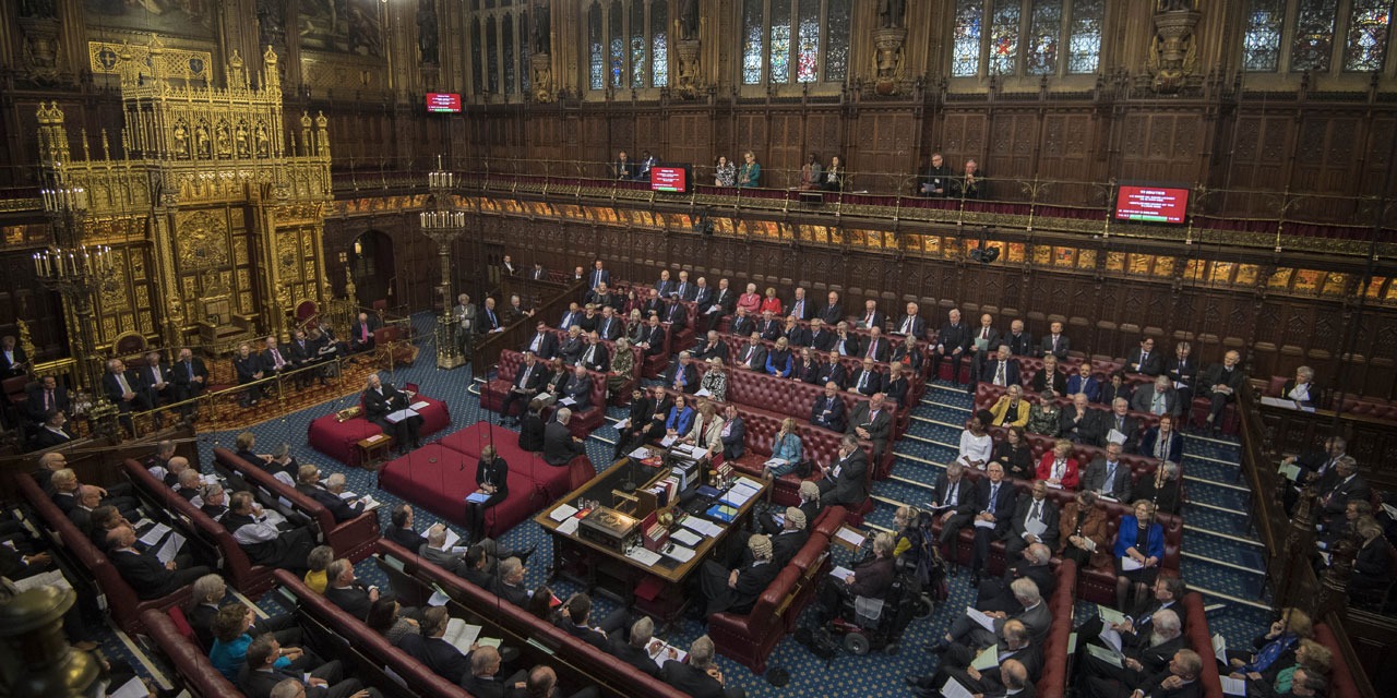Le Parlement britannique suspendu dès la fin des débats lundi soir
