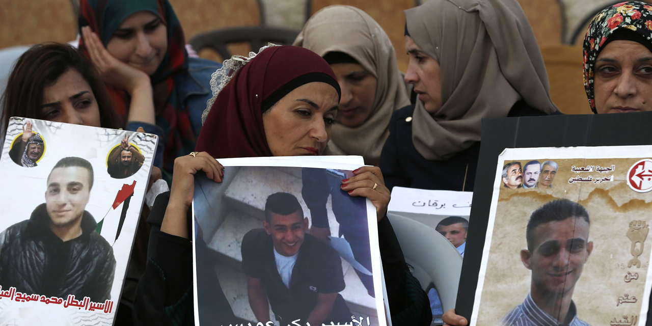 Les prisonniers palestiniens arrêtent leur grève de la faim
