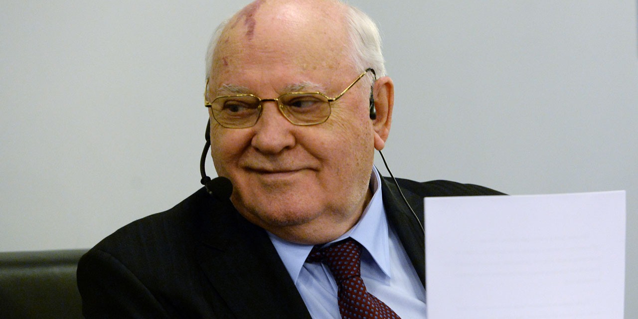 mikhail gorbatchev salue le role de george h w bush dans la fin de la guerre froide