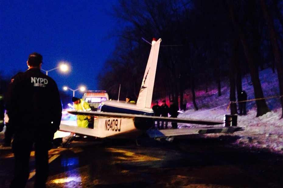 Avion Qui Se Pose Sur L Eau New York New York : un avion atterrit... sur une autoroute