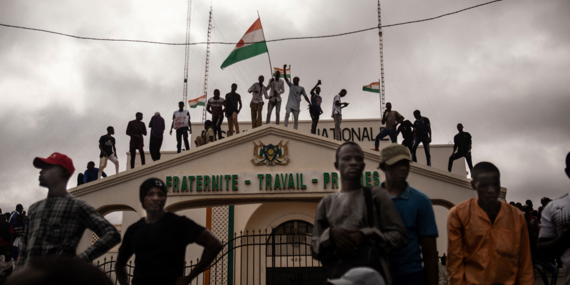 Bazoum appelle à l&rsquo;aide, les putschistes menacent de riposter et limogent quatre ambassadeurs