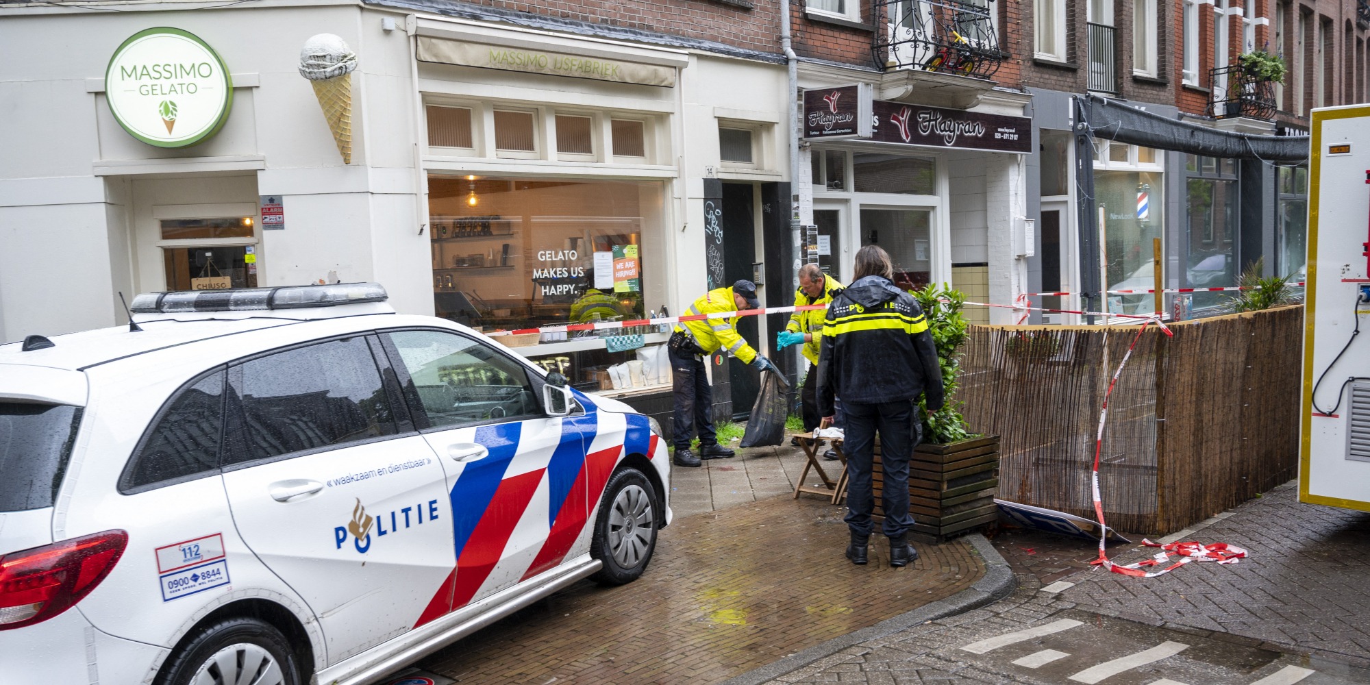 De situatie waarin gijzelaars aan de gang zijn in een Apple Store in Amsterdam