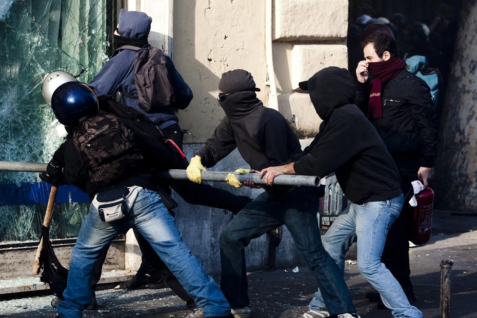 Qui Sont Les Anarchistes Du Black Bloc