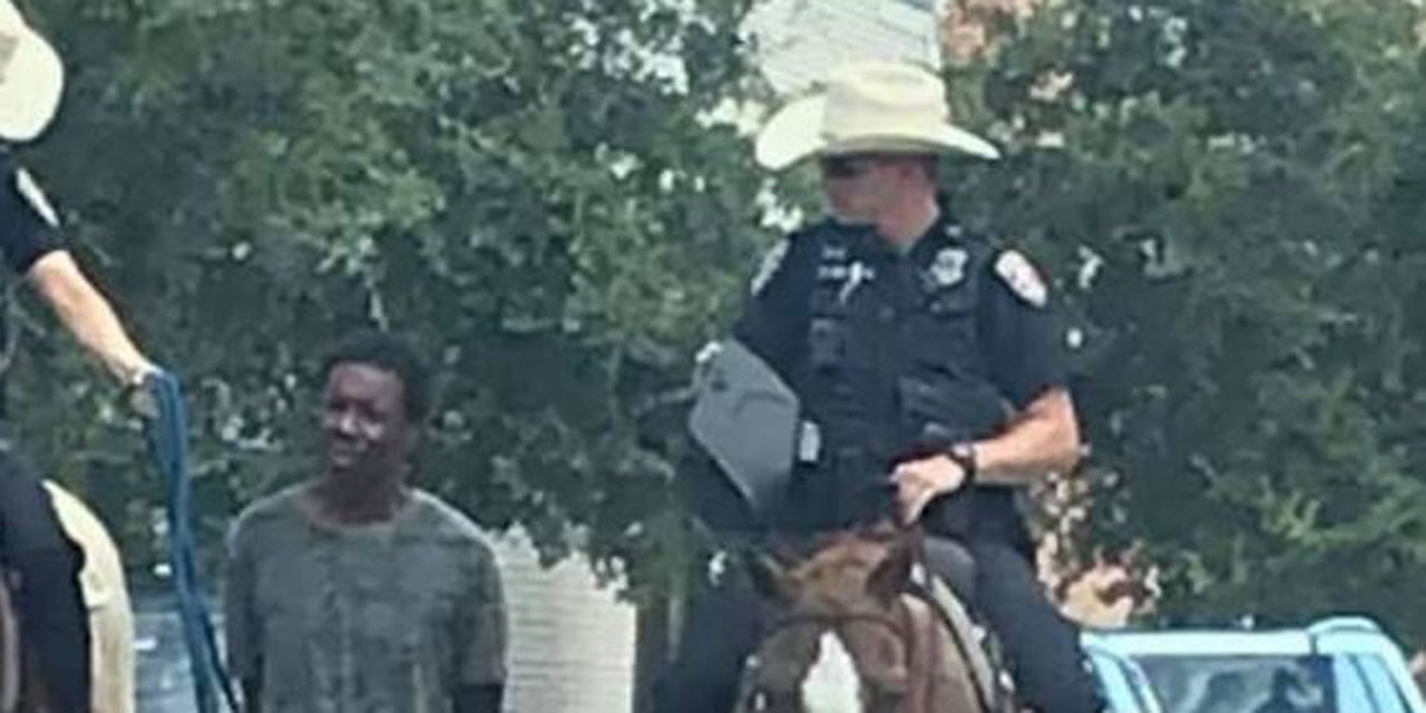 Texas Une Photo Montrant Un Homme Noir Tenu Par Une Corde Par