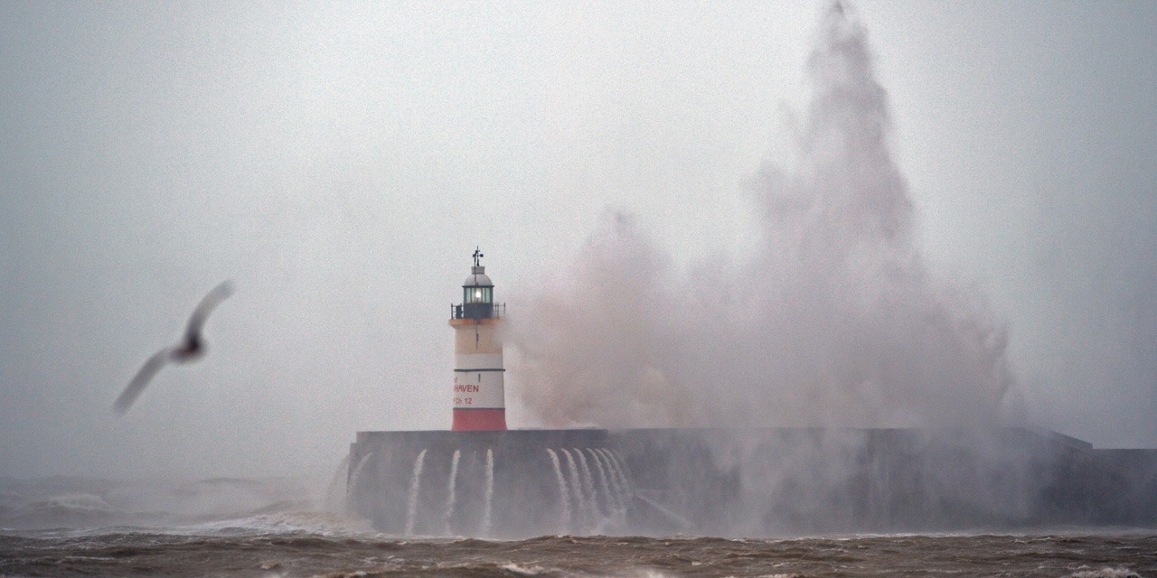 Un Cargo Evacue En Pleine Tempete Au Large De Douvres