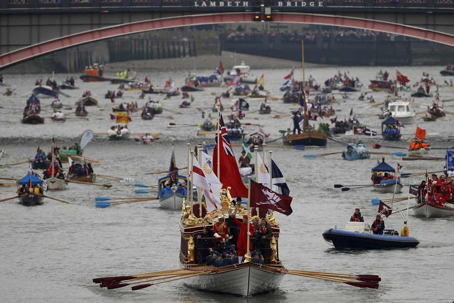 Парад на воде. Муром открытая вода парад. Парад на воде. Венецианский карнавал парад. Вмс тайланда.