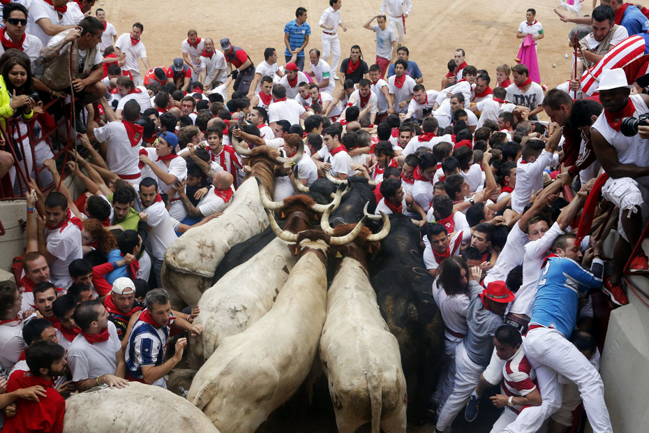 Une Course De Taureaux Degenere En Espagne