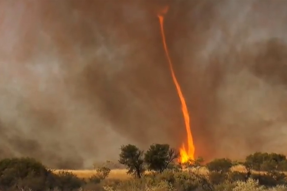 Une Tornade De Feu Filmee En Australie