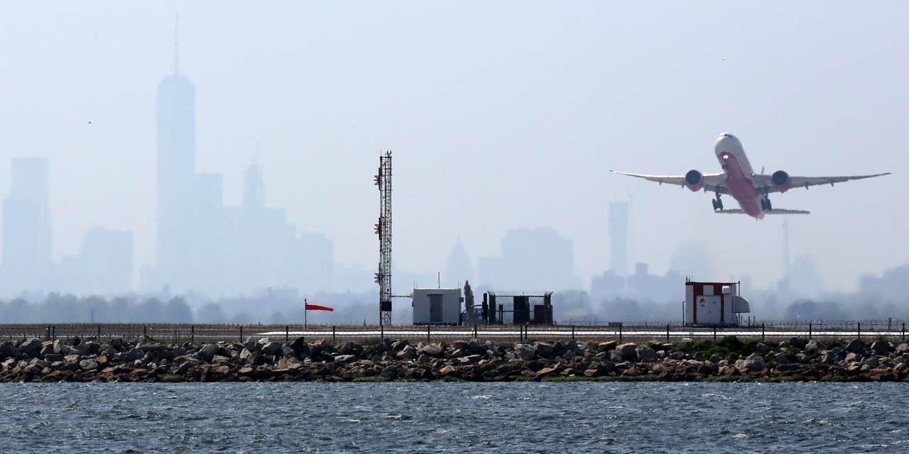 Avion Qui Se Pose Sur L Eau New York Un avion d'Air France Paris-New York escorté par des chasseurs américains