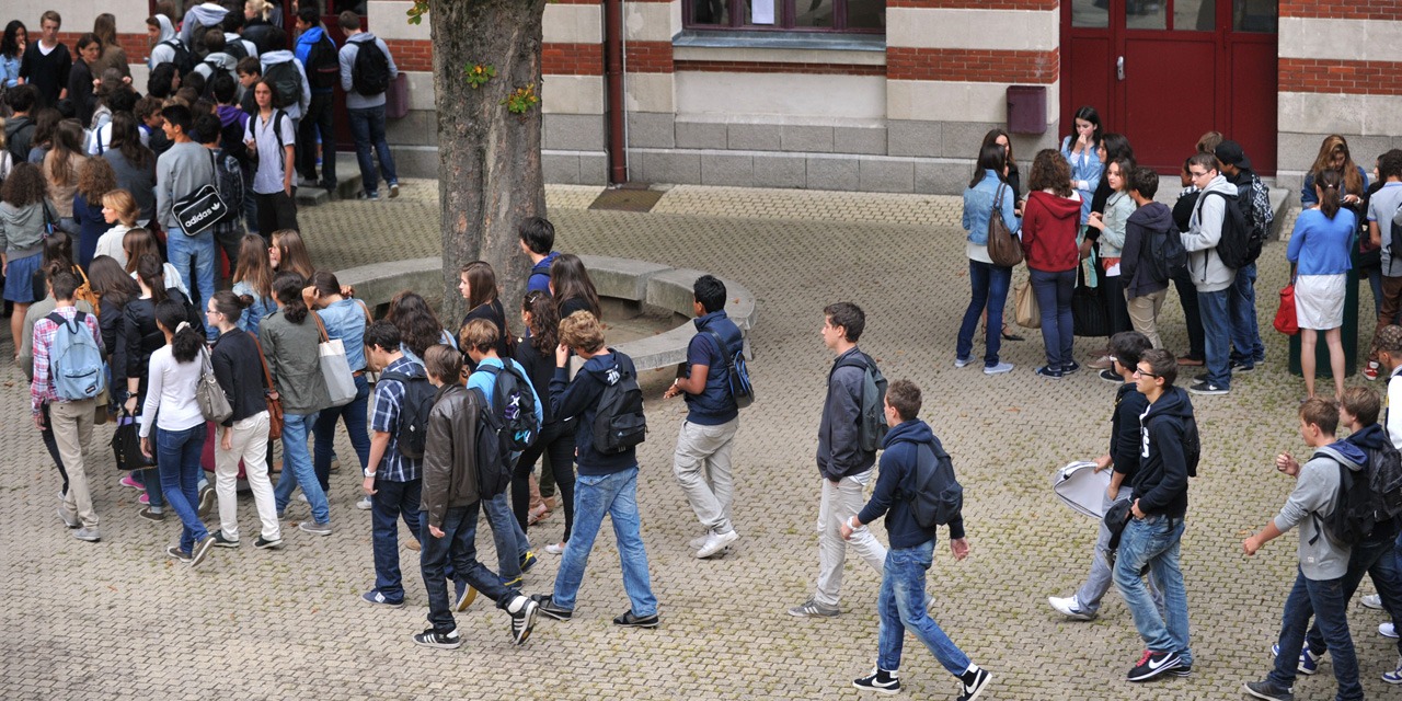 Une mère venge son fils en frappant et humiliant un garçon de 10 ans à  genoux devant un établissement scolaire