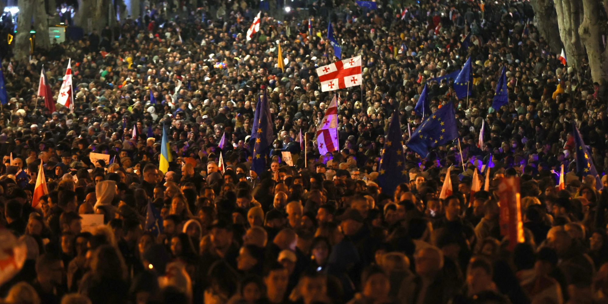 des dizaines de milliers de manifestants pro-européens à Tbilissi avant les législatives