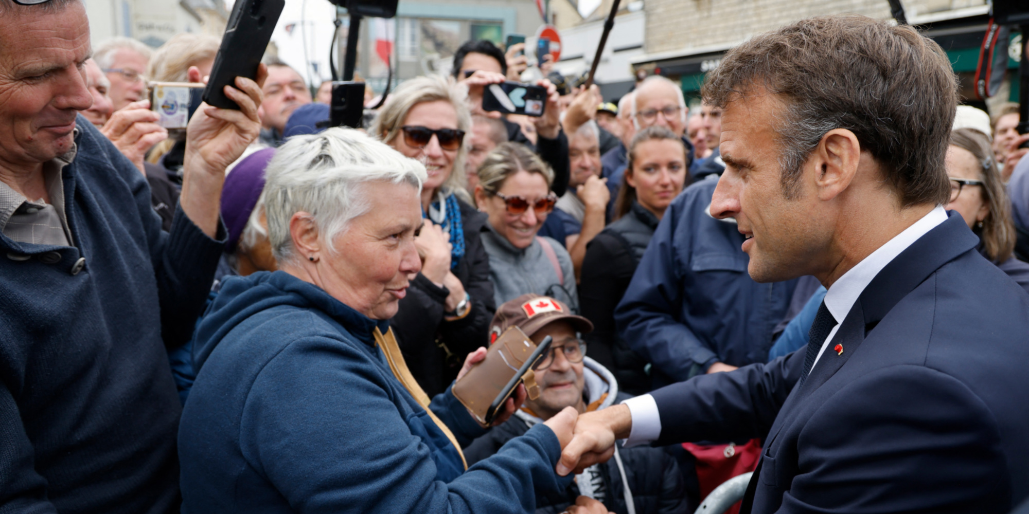 «On est avec vous !» : en Normandie, Emmanuel Macron chaleureusement accueilli
