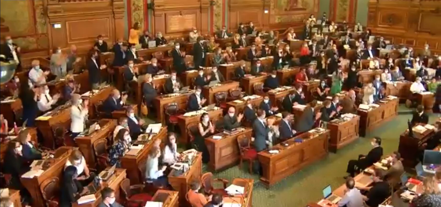 Standing Ovation And Boos The Resignation Of Christophe Girard Is Invited To The Council Of Paris Teller Report