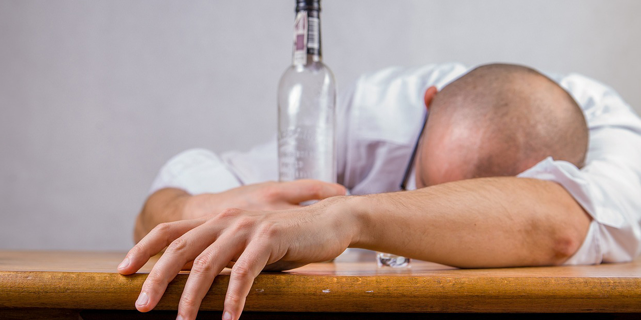 Gueule de bois : un verre d'eau entre chaque verre d'alcool a-t-il un