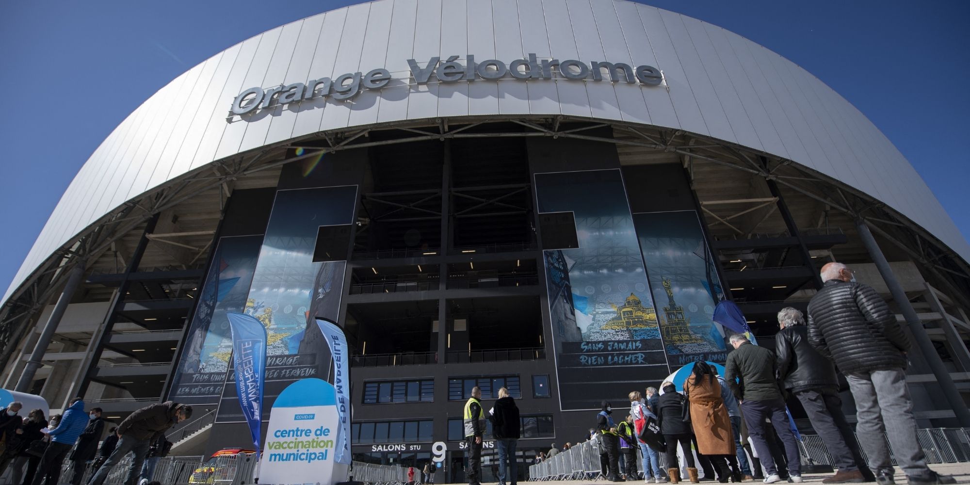 plongee dans le vaccinodrome du stade velodrome a marseille