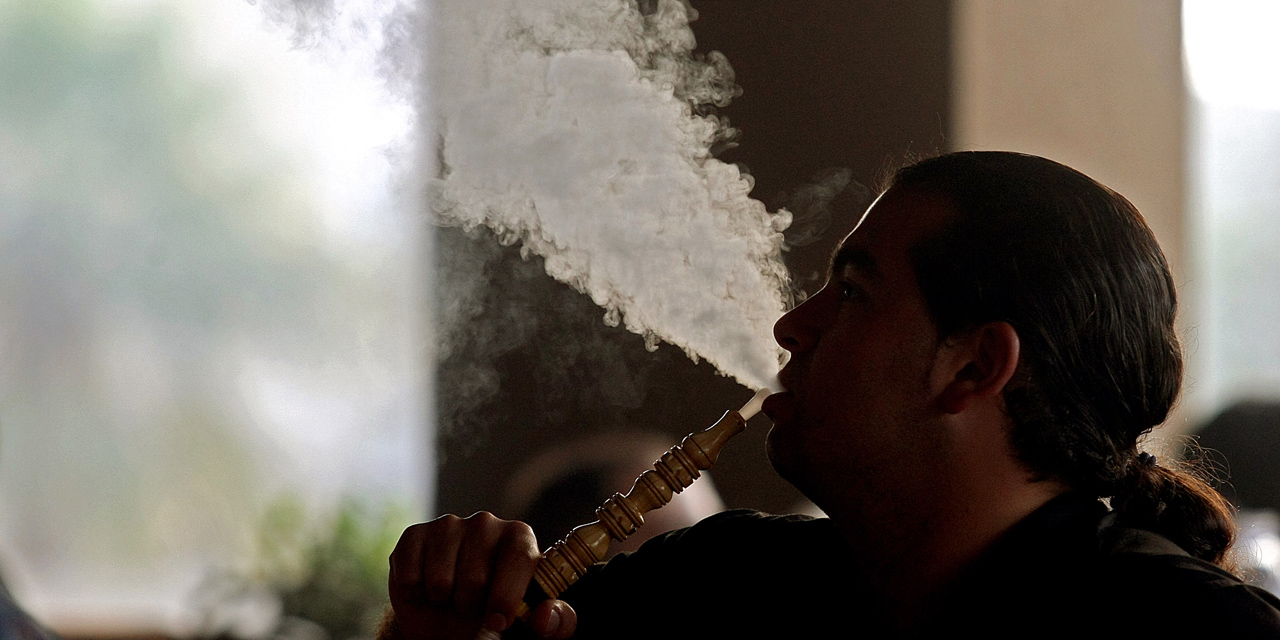 Un fumeur de chicha avale 25 fois plus de goudron qu'avec une cigarette Un fumeur de chicha avale 25 fois plus de goudron qu'avec une cigarette