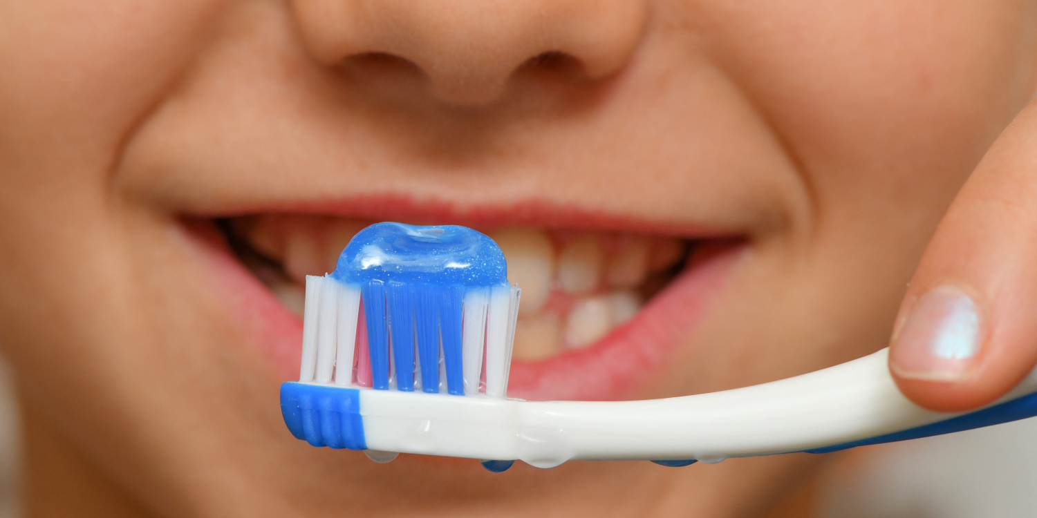 Un risque pour les plus petits les parents mettent trop de dentifrice sur les brosses à dents