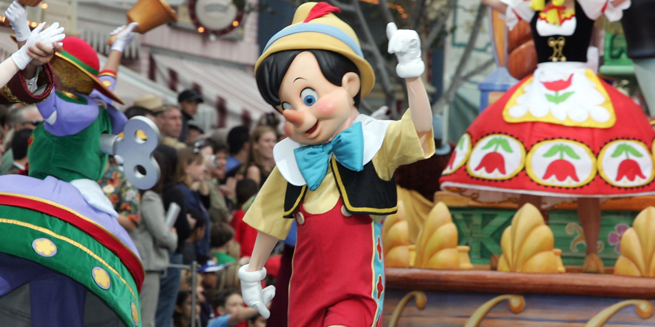 Центральный персонаж это. Фролло в диснейленде. Медный всадник анализ произведения. Пиноккио ремейк диснейленд. Центральный персонаж это.