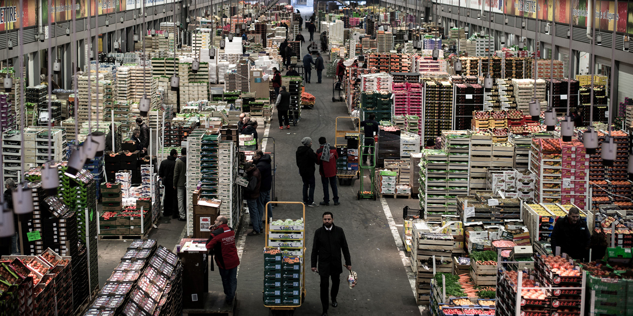 À quelques jours du réveillon de Noël, le marché de Rungis est en ébullition