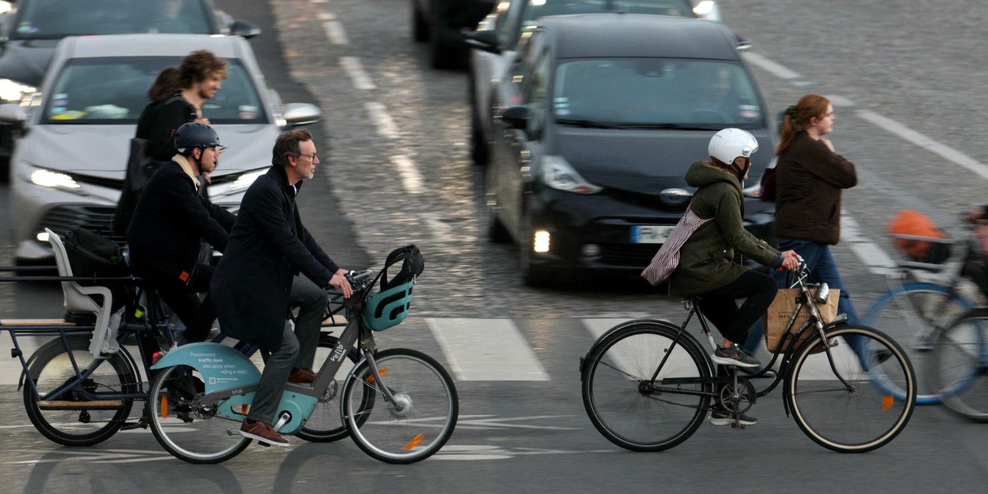 C est la guerre a Paris la difficile cohabitation des velos et voitures