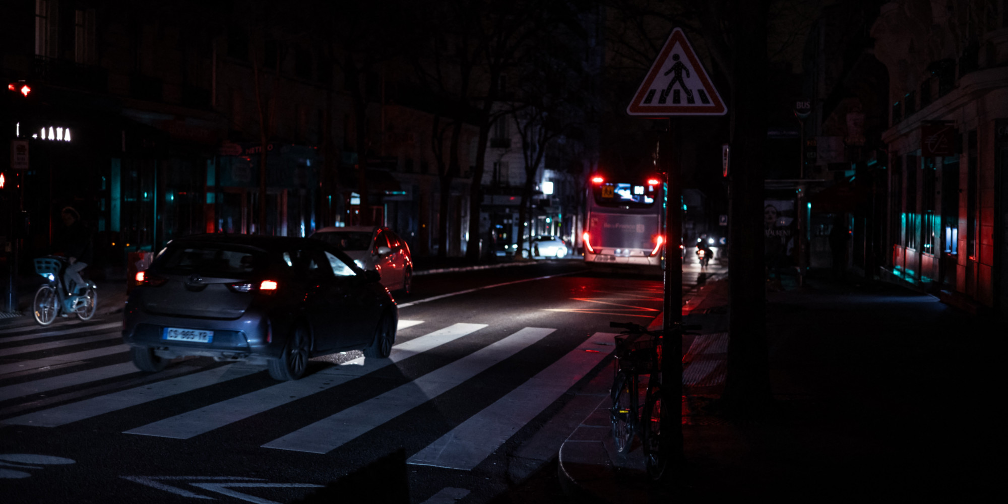 Dans une rue du 18e arrondissement de Paris, les dealers sabotent l'éclairage public pour se...