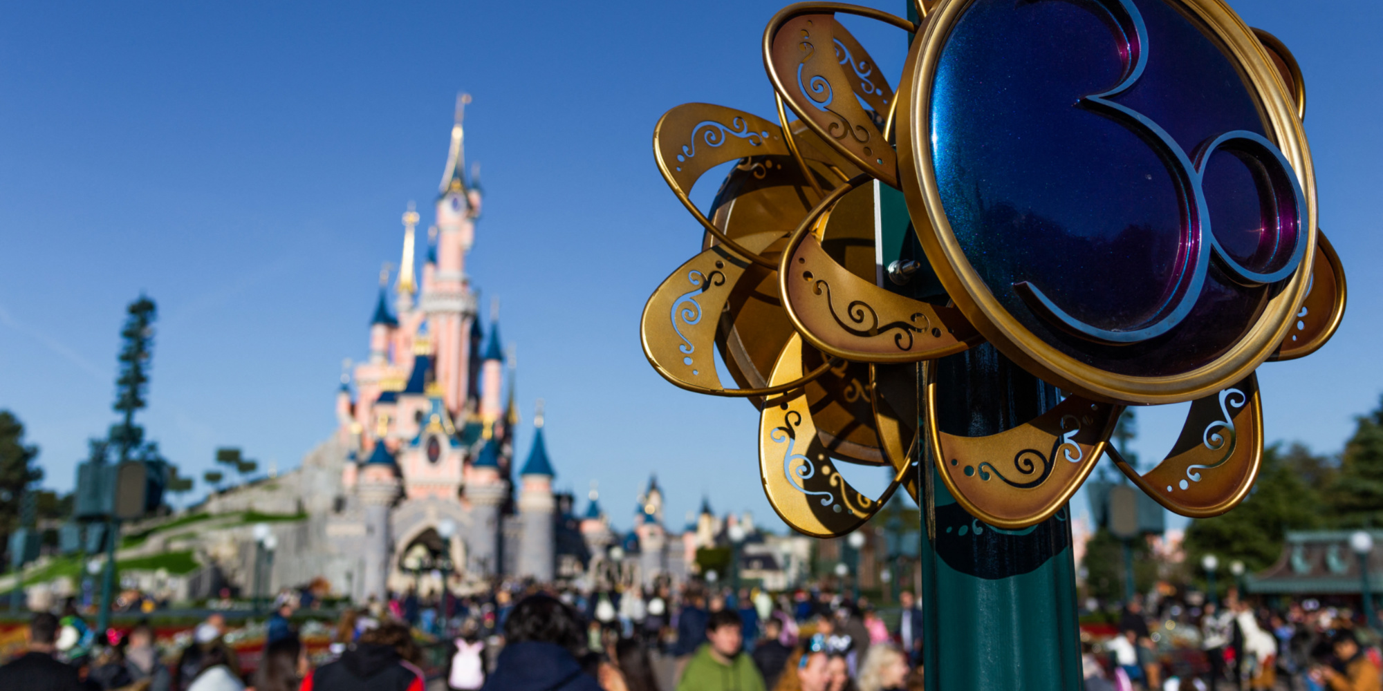 Disneyland Paris quelques centaines de salariés font grève pour obtenir une hausse de salaire