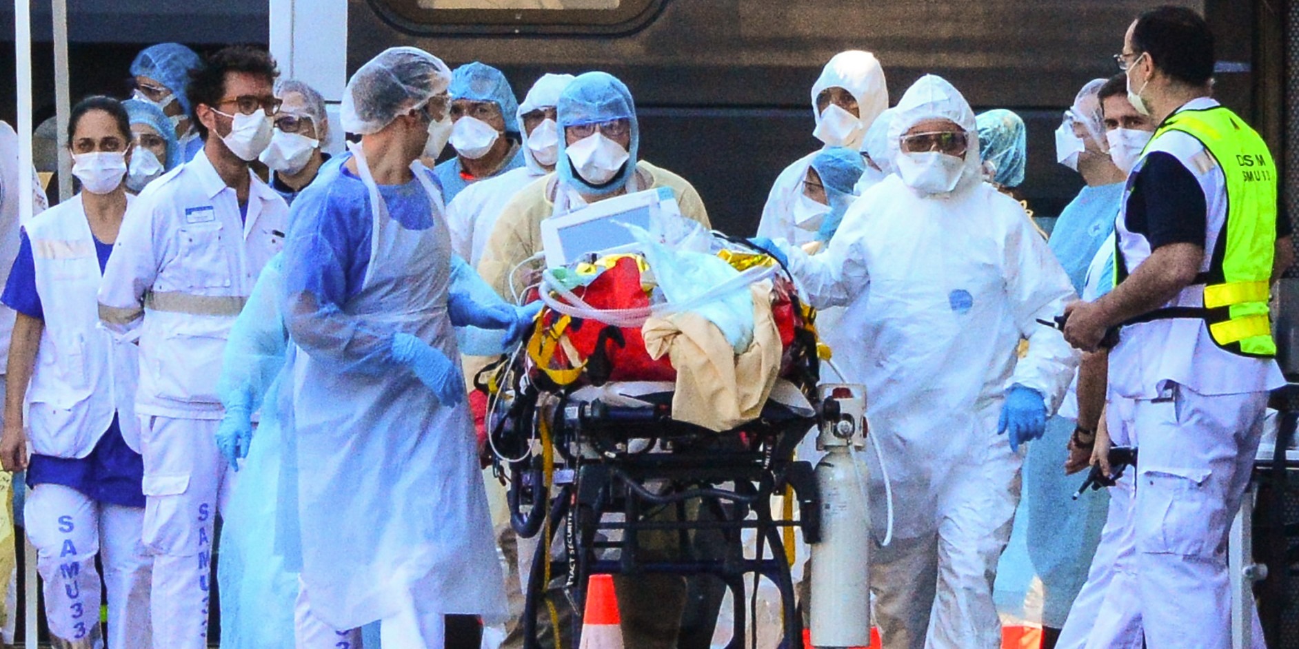 Coronavirus 17 167 Morts En France Premiere Baisse Des Hospitalisations