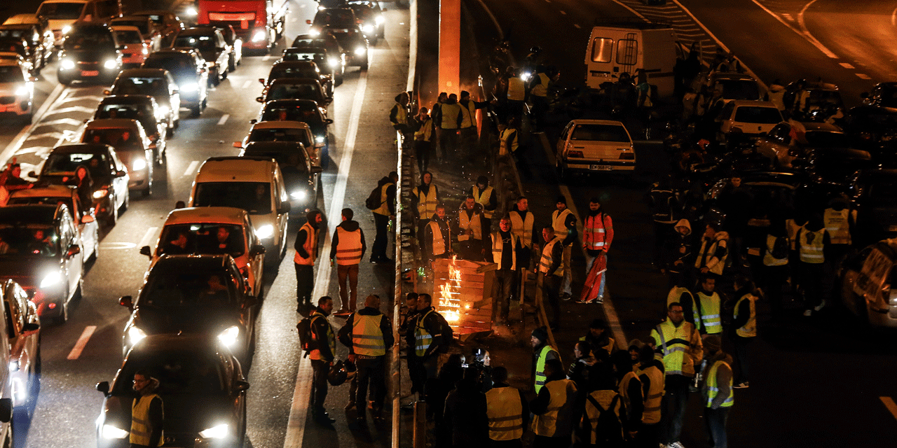 Gilets Jaunes Des Manifestants Comptent Passer La Nuit
