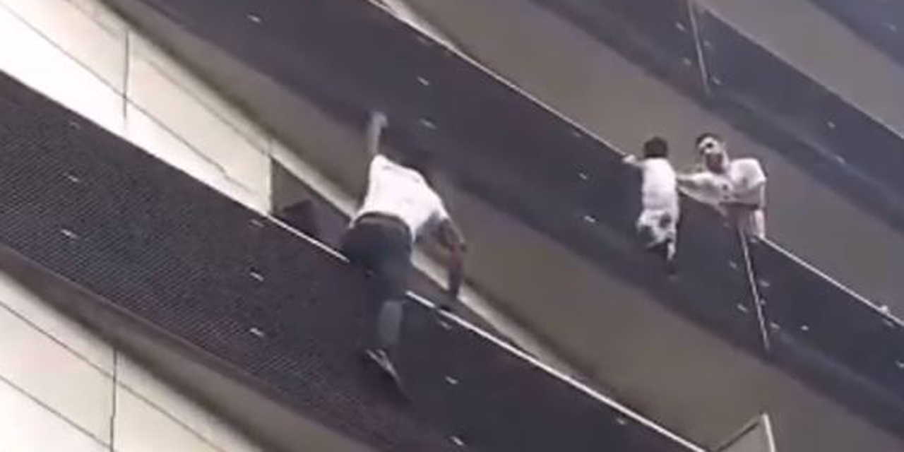 Enfant Suspendu Dans Le Vide Il Est Tombe Du 6e Etage Et S Est Raccroche A La Rambarde