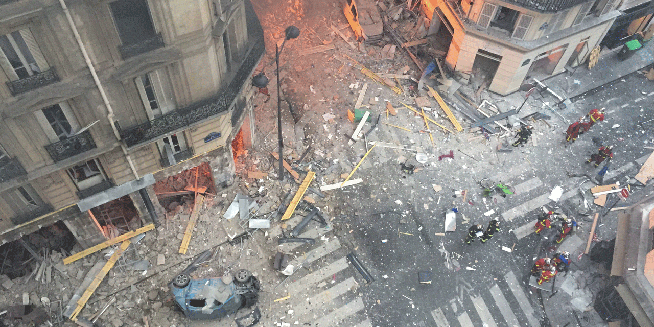 explosion a paris une personne portee disparue les pompiers toujours mobilises