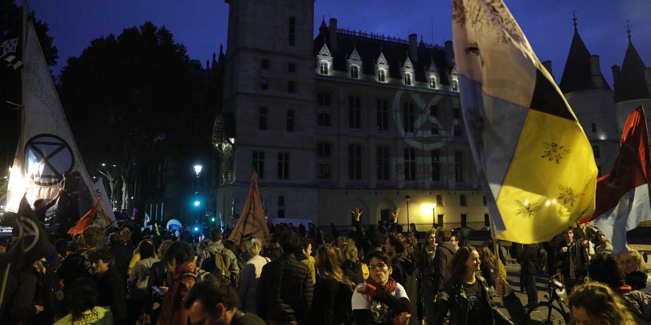 Extinction Rebellion le blocage au centre de Paris se poursuit