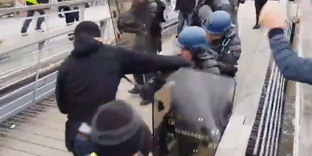 Gendarmes Agresses A Paris L Ex Boxeur Gilet Jaune Christophe Dettinger Ecroue Dans L Attente De Son Proces