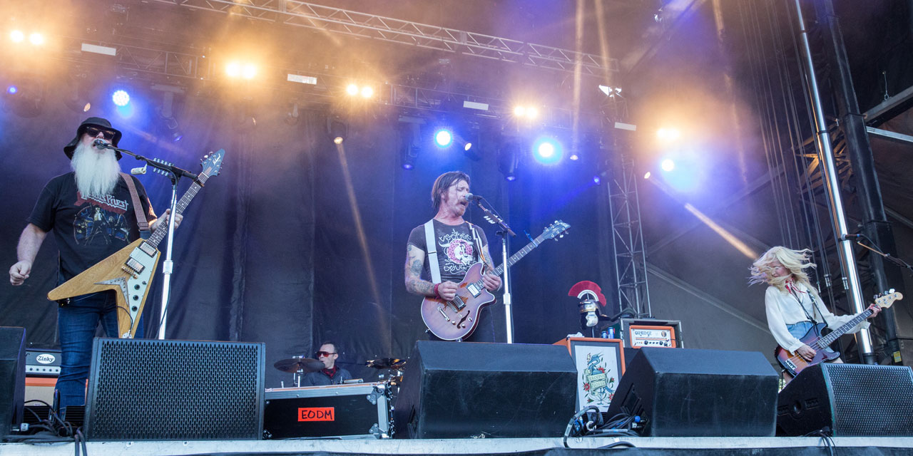 Hommage Aux Victimes Du Bataclan Lors Du Concert Des Eagles Of Death Metal Au Bataclan