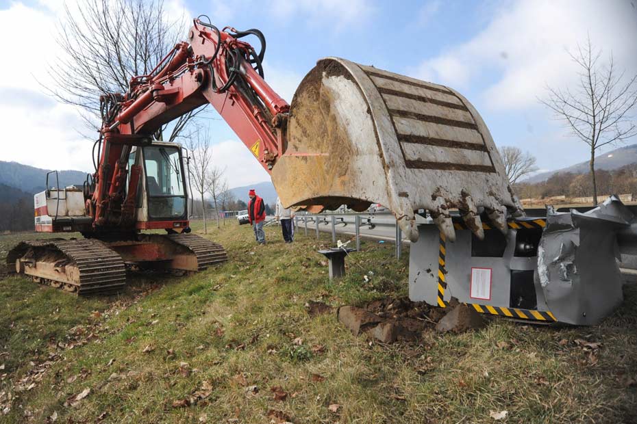 Ils Arrachent Le Radar A La Pelleteuse Ils Arrachent Le Radar A La Pelleteuse