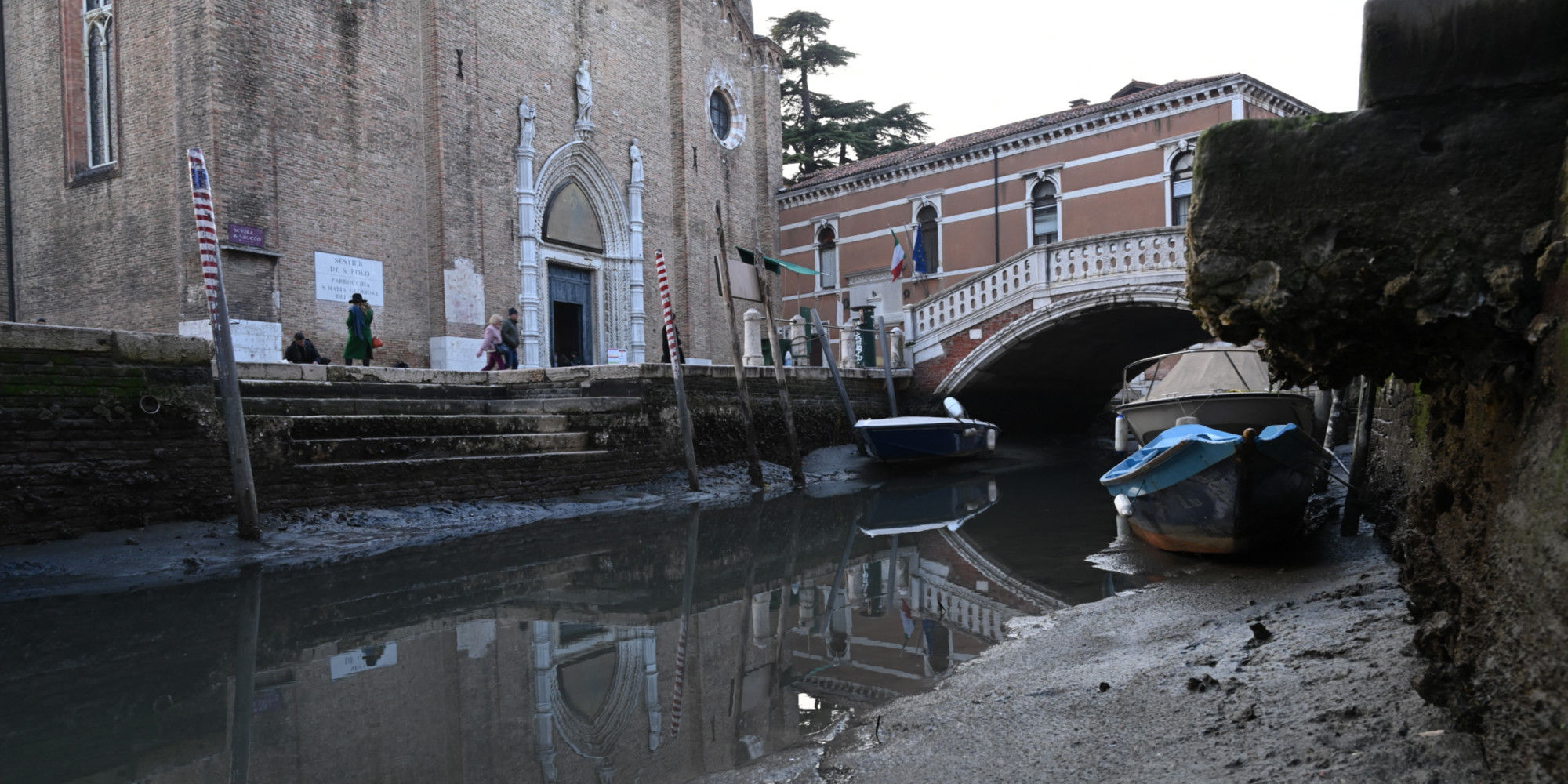 un fenomeno di bassa marea prosciuga i canali di Venezia