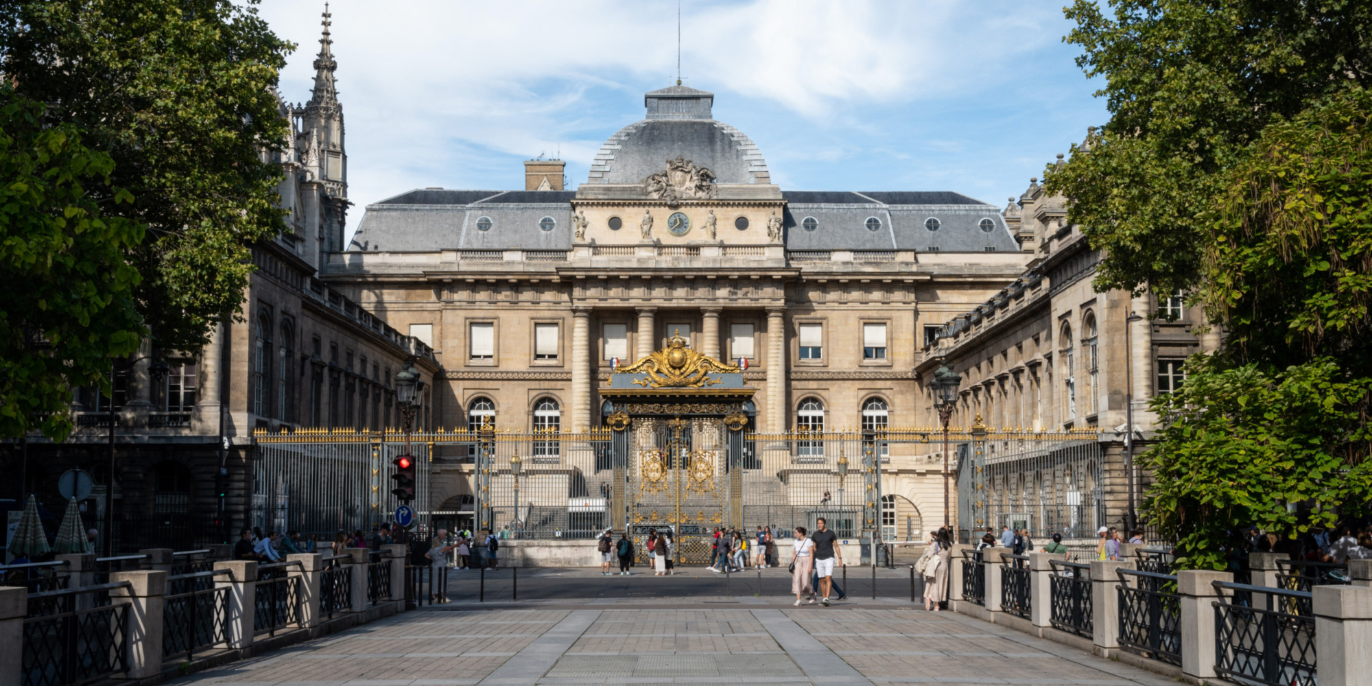 La France va-t-elle pouvoir juger les crimes de guerre et crimes contre l&rsquo;humanit&eacute; commis &agrave; l&rsquo;&eacute;tranger ?