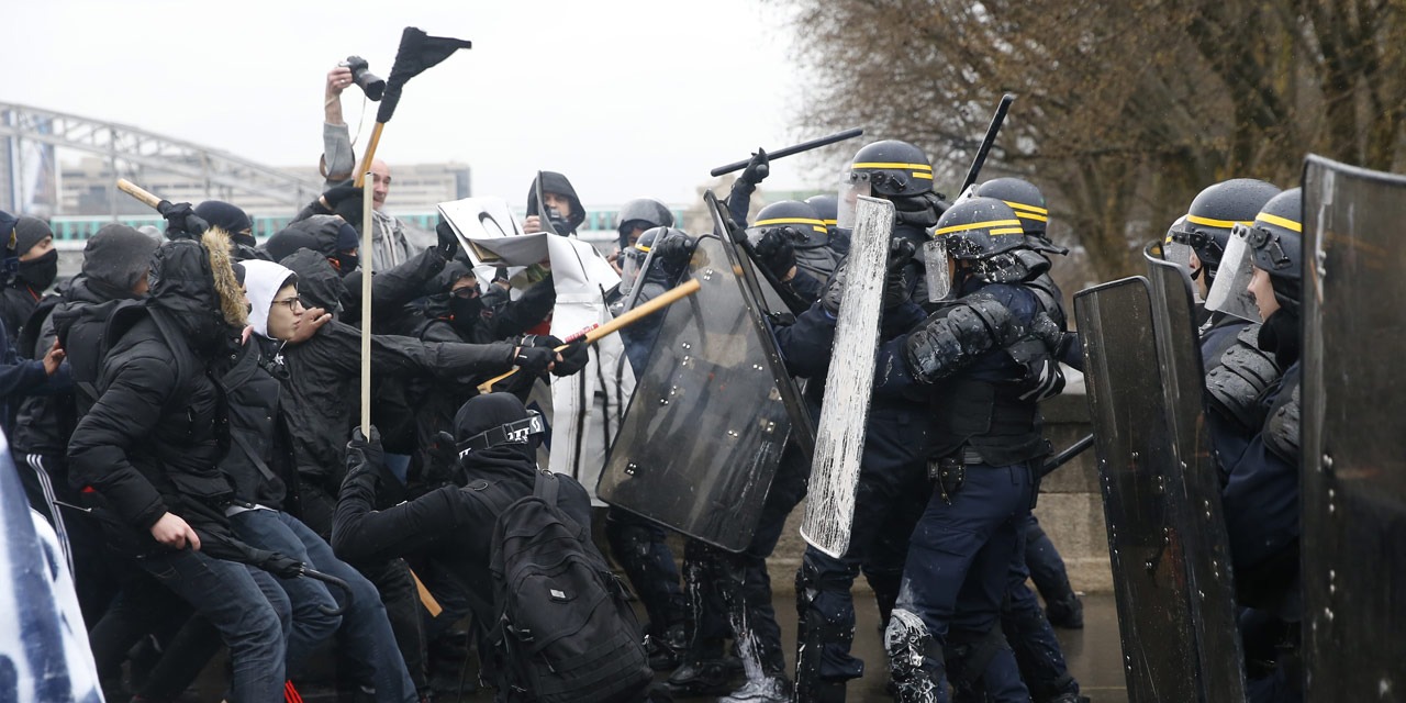 La Haine Anti Flic Une Specificite Francaise On peut y voir en effet le fameux groupe copwatch france, dont le site internet (actuellement non disponible) s'était illustré en divulgant les informations personnelles des. la haine anti flic une specificite