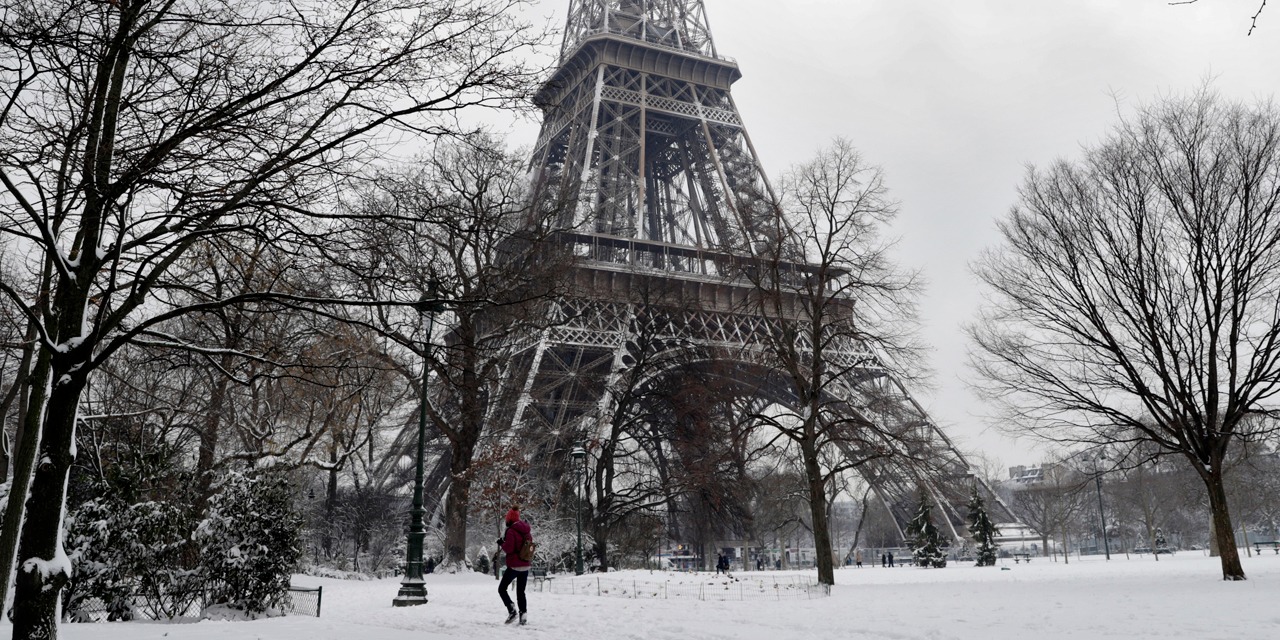 La Tour Eiffel Fermee Mardi A Cause De La Neige