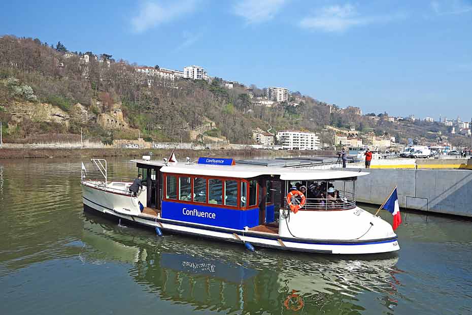 https://cdn-europe1.lanmedia.fr/var/europe1/storage/images/europe1/societe/lyon-inaugure-une-navette-fluviale-796436/15919390-1-fre-FR/Lyon-inaugure-une-navette-fluviale.jpg