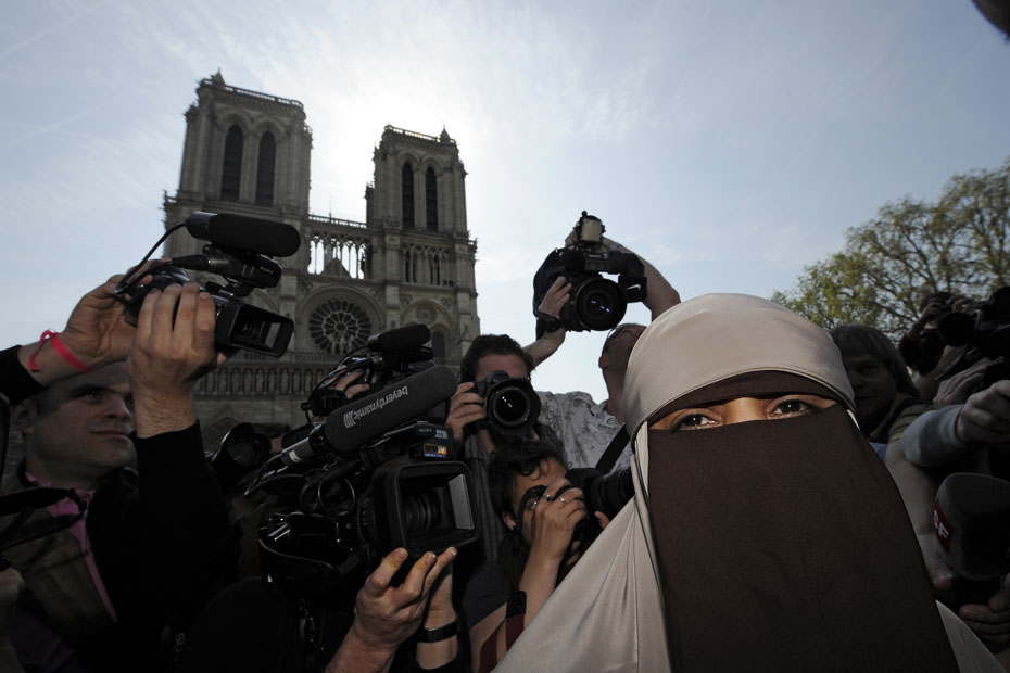 Interdiction De Porter Le Voile En Tunisie Manifestation contre l'interdiction du voile intégral