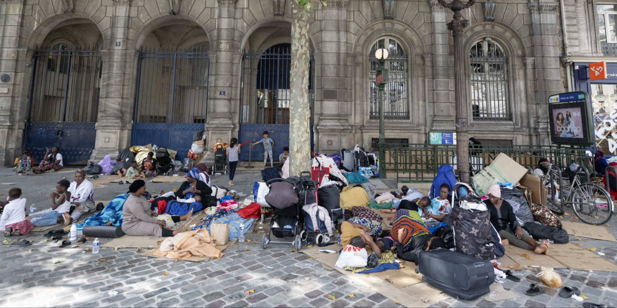 Migrants installés devant l'Hôtel de Ville : la désolation des ...