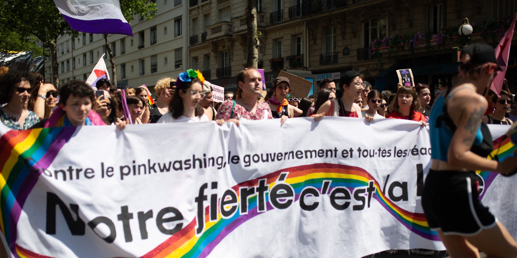Mois des fiertés des milliers de personnes rassemblées à Paris pour