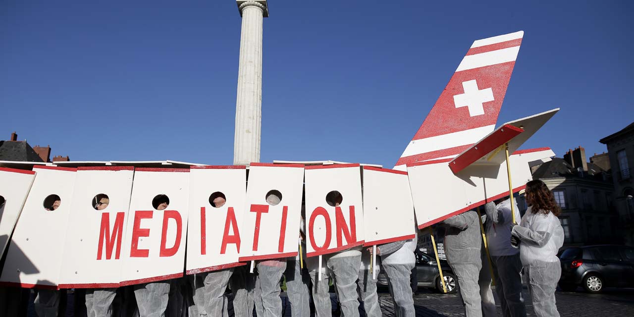notre dame des landes les partisans de l aeroport simulent un crash d avion a nantes