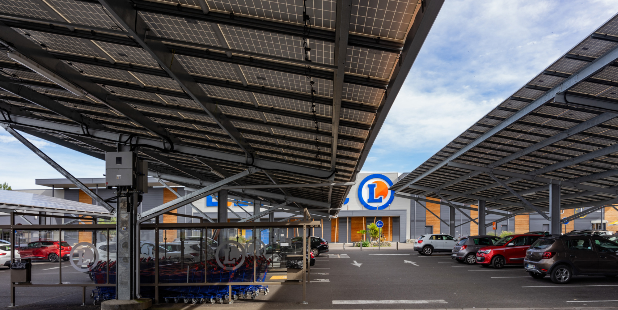 Ombrières obligatoires sur les parkings : la grande distribution proteste