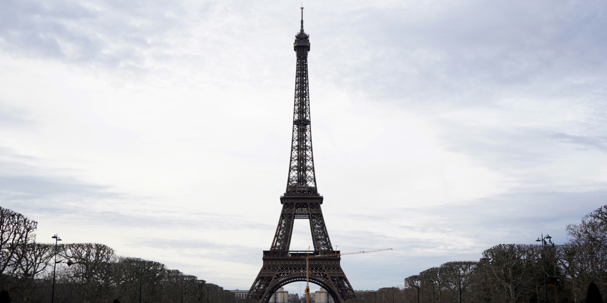 Il britannico che ha scalato la Torre Eiffel dovrà pagare un contributo cittadino