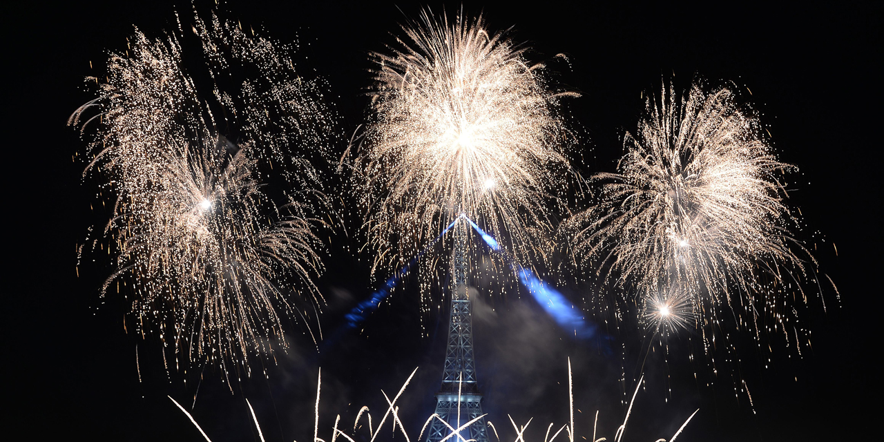 Paris Un Feu D Artifice Tire Depuis La Tour Eiffel Dimanche Soir Pour Une Serie