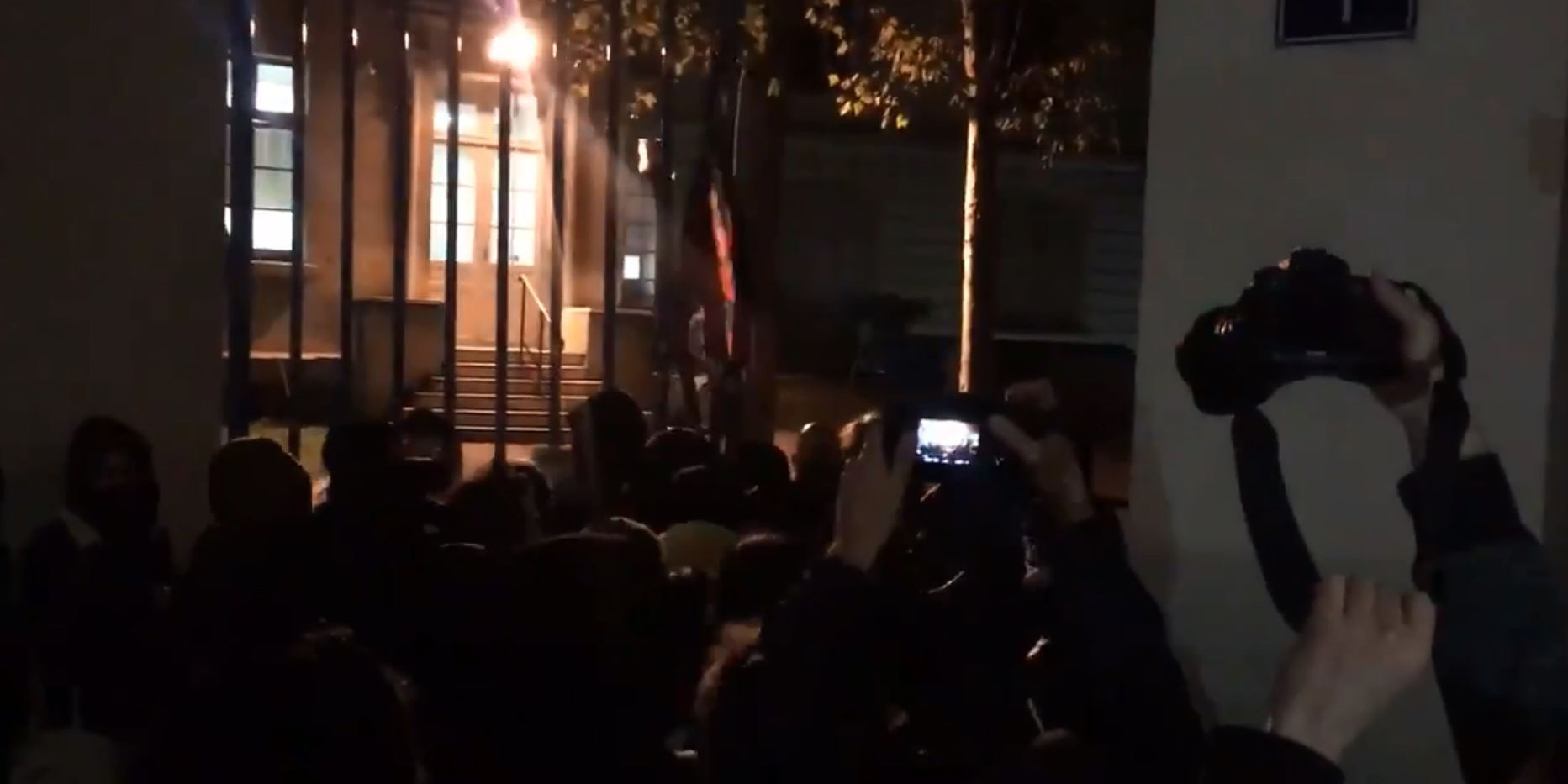 Précarité étudiante : des manifestants forcent les grilles du ministère de l'Enseignement supérieur