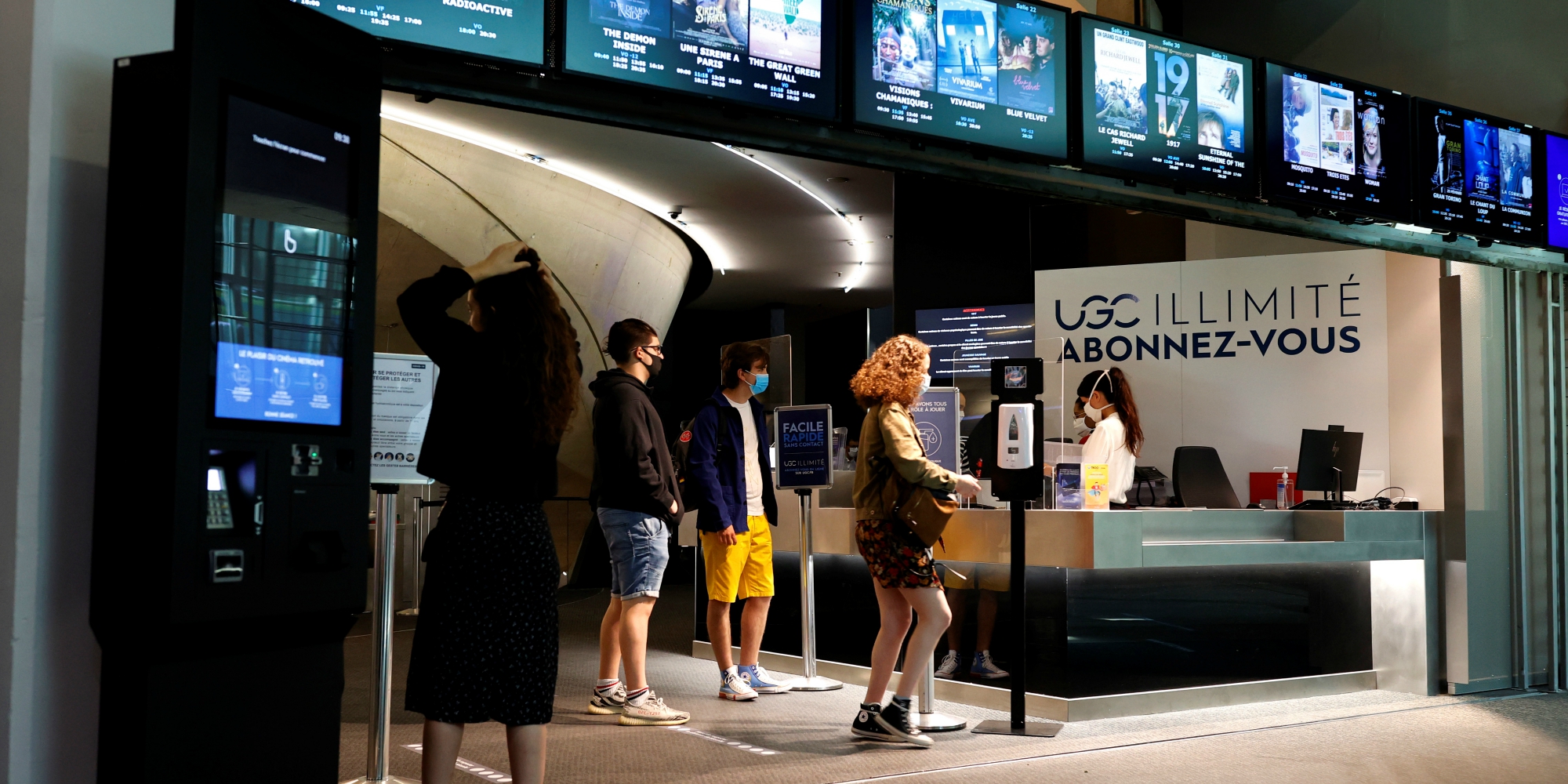 Зрители в кинотеатре. Kodi shane. Киномакс мозаика аймакс зал. Киномакс кукла. Дети в кинотеатре.