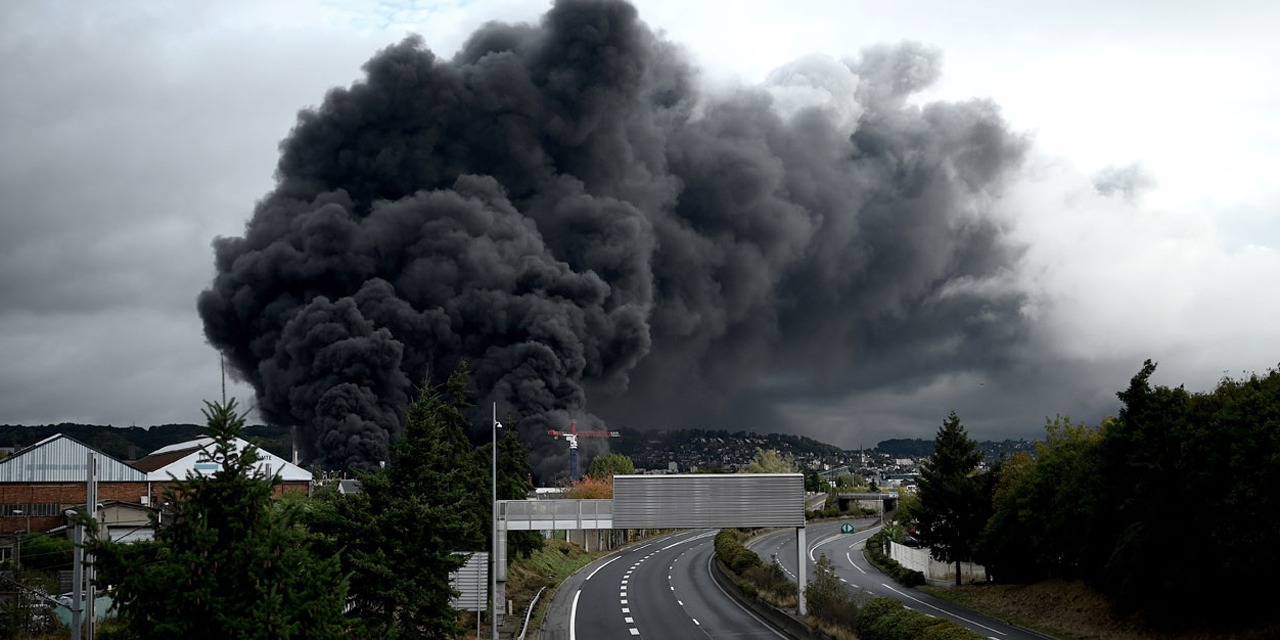 Riverains et associations commémorent les 5 ans de l\'incendie de Lubrizol à Rouen