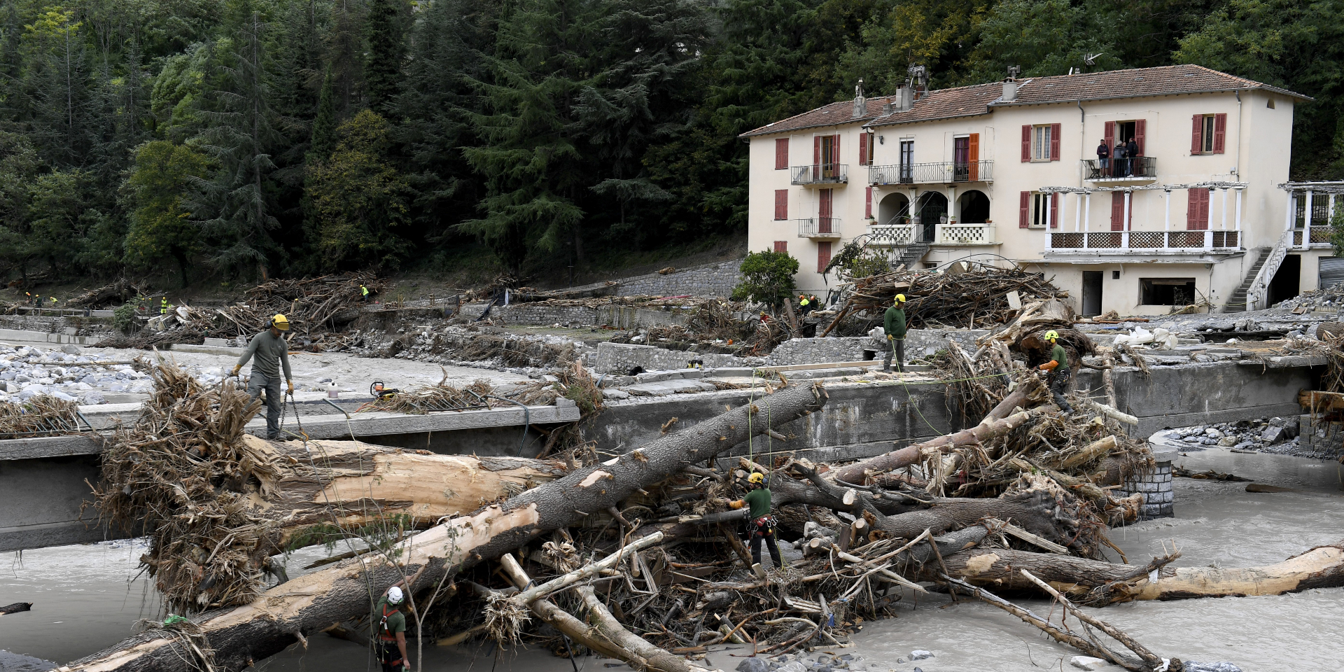 бедные филиппинские дети. ялта наводнение июнь 2021. жизнь после наводнения. жизнь после наводнения. ялту затопило 2021.